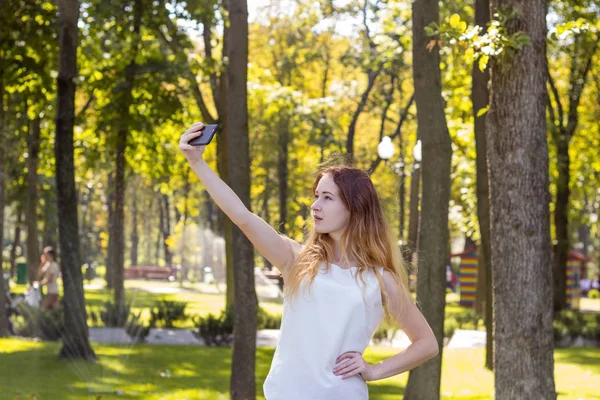 Γυναίκα κάνει selfie στο πάρκο — Φωτογραφία Αρχείου