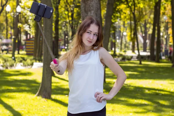 Mulher fazendo selfie no parque — Fotografia de Stock