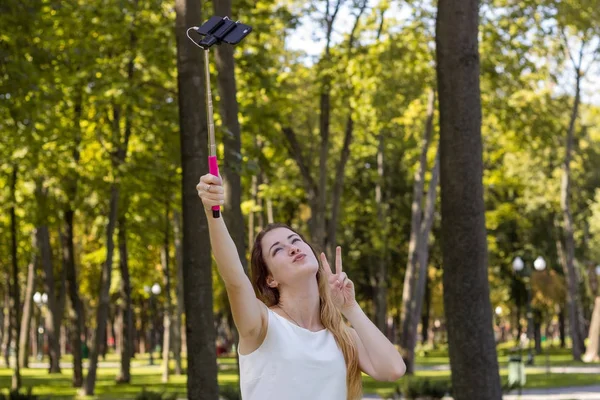 Mulher fazendo selfie no parque — Fotografia de Stock