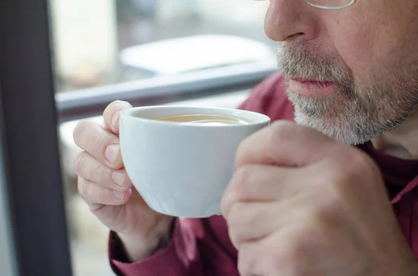 Idősebb ember, egy csésze tea — Stock Fotó