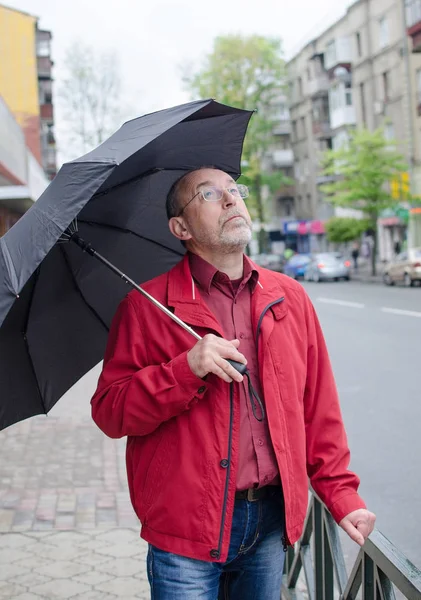 Letitý muž v dešti — Stock fotografie