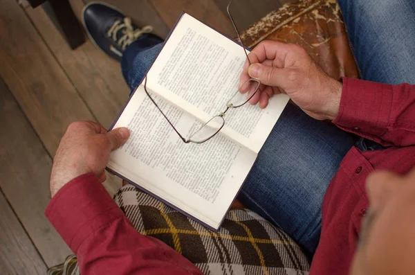 Hombre leyendo un libro —  Fotos de Stock