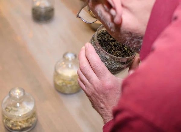 Стареющий человек делает чай — стоковое фото