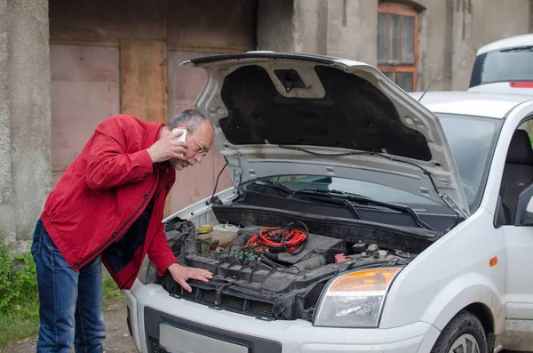 Aged man fixing the car — Stock Photo, Image