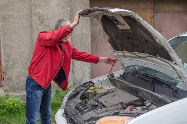 Alter Mann repariert Auto — Stockfoto