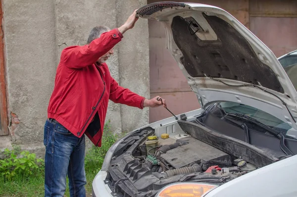 Alter Mann repariert Auto — Stockfoto
