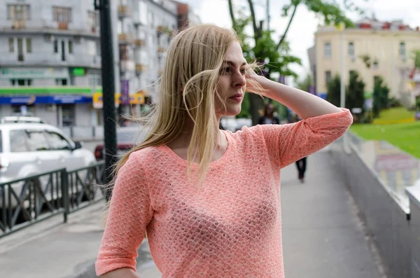 Genç kadın içme kahve