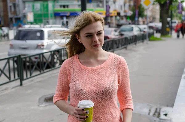 Mujer joven bebiendo cofee —  Fotos de Stock