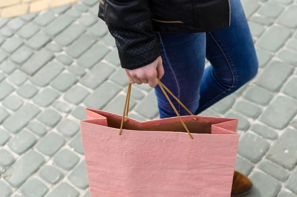 Jovem loira com sacos de compras — Fotografia de Stock