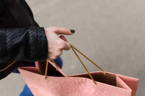 Jovem loira com sacos de compras — Fotografia de Stock