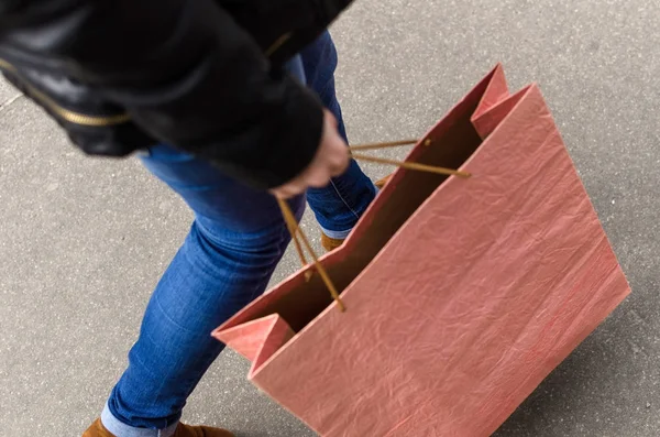 Jovem loira com sacos de compras — Fotografia de Stock