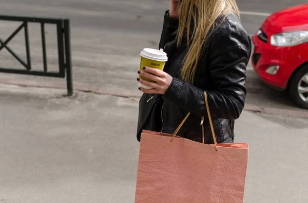 Jovem mulher bebendo cofee — Fotografia de Stock
