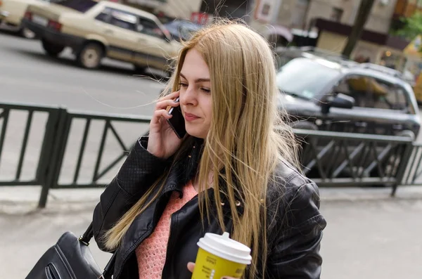 Jovem com café e telefone — Fotografia de Stock