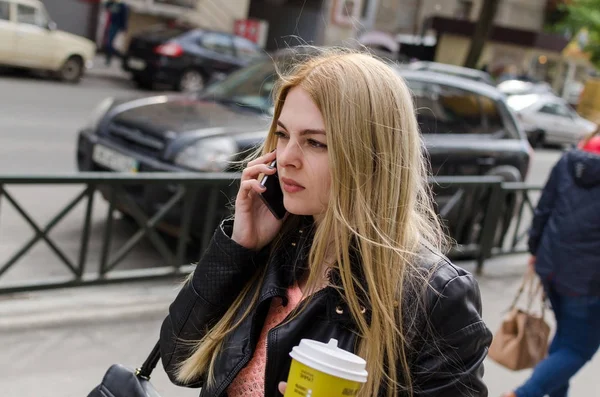 Jovem com café e telefone — Fotografia de Stock