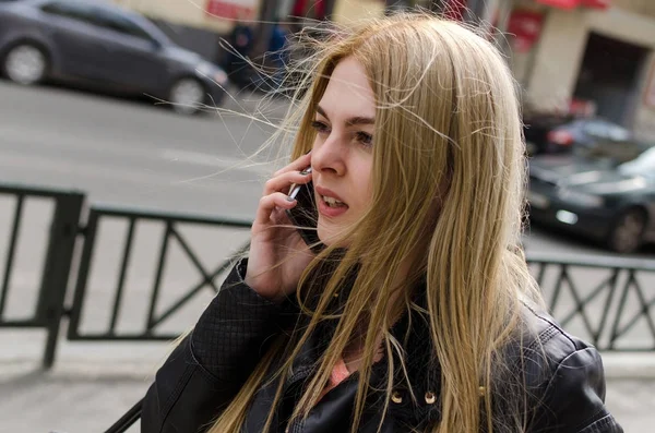 Mujer joven con café y teléfono — Foto de Stock