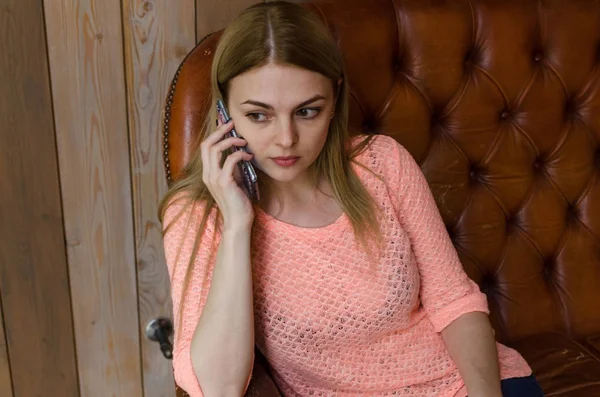 Cep telefonu ile genç kız