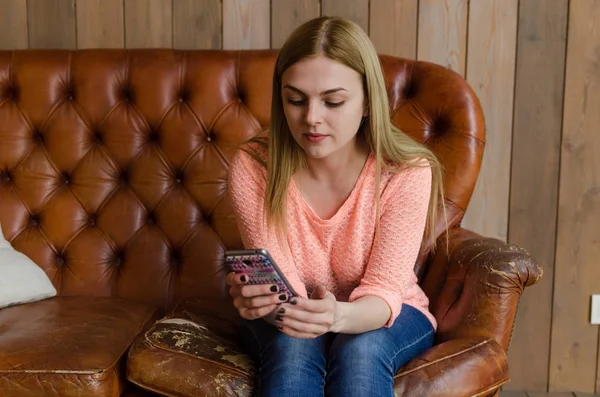 Chica joven con su teléfono celular — Foto de Stock