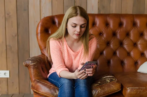 Chica joven con su teléfono celular — Foto de Stock