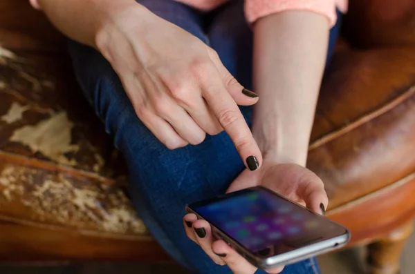 Chica joven con su teléfono celular — Foto de Stock