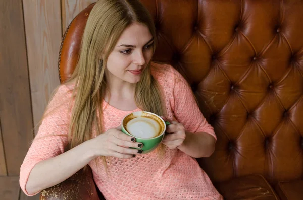 Fiatal nő ivóvíz kávéház — Stock Fotó