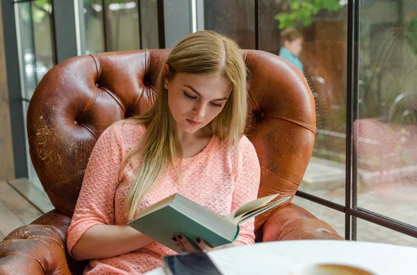 Jovencita está sentada con el libro — Foto de Stock