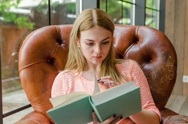 Jovencita está sentada con el libro —  Fotos de Stock