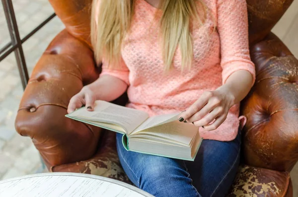 Ung flicka sitter med boken — Stockfoto