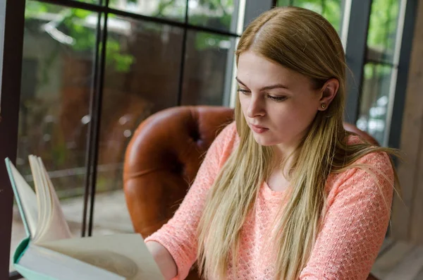 Jeune fille est assis avec le livre — Photo