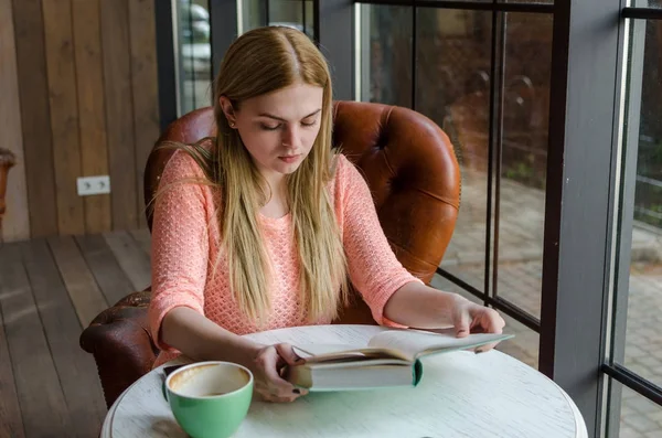 Jovencita está sentada con el libro —  Fotos de Stock