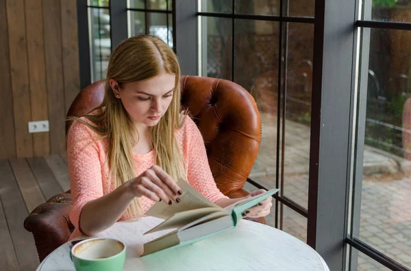 Jovencita está sentada con el libro —  Fotos de Stock