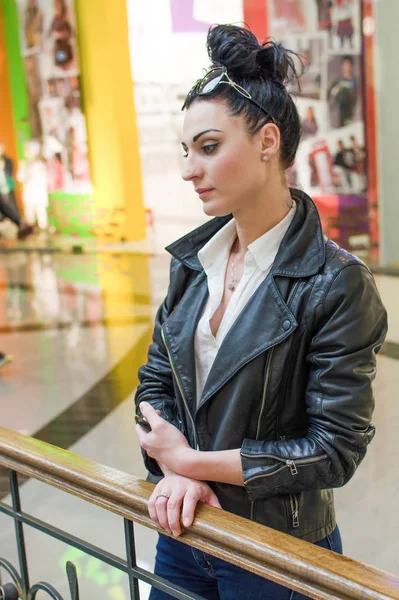Alışveriş merkezindeki genç kadın. — Stok fotoğraf