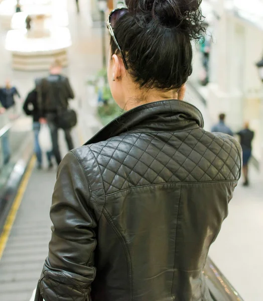 Fiatal nő a bevásárlóközpontban — Stock Fotó