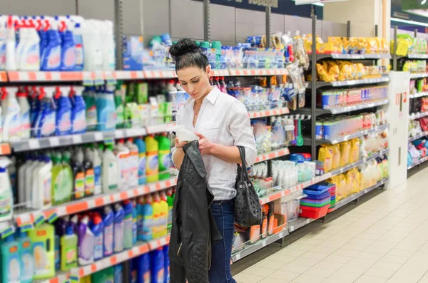 Jovem mulher no shopping — Fotografia de Stock