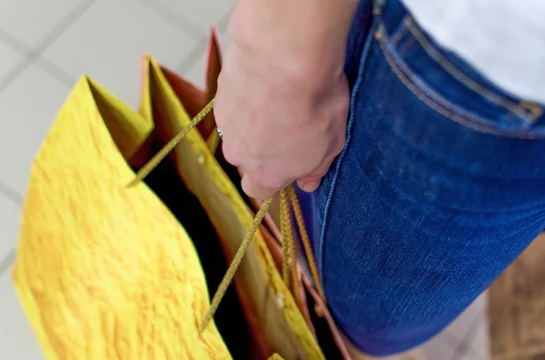 Bolsas de papel en las manos — Foto de Stock