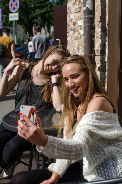 Dos novias están usando el teléfono celular — Foto de Stock