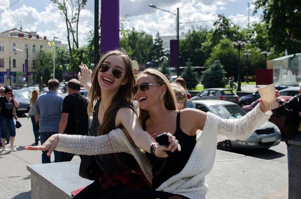 Two girlfriends enjoing time together — Stock Photo, Image