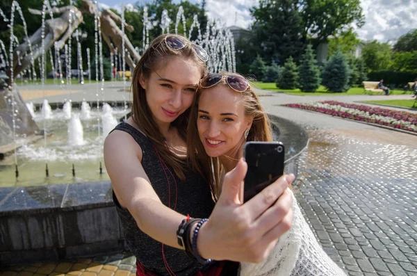 Girlfriends are making selfie on the street — Stock Photo, Image