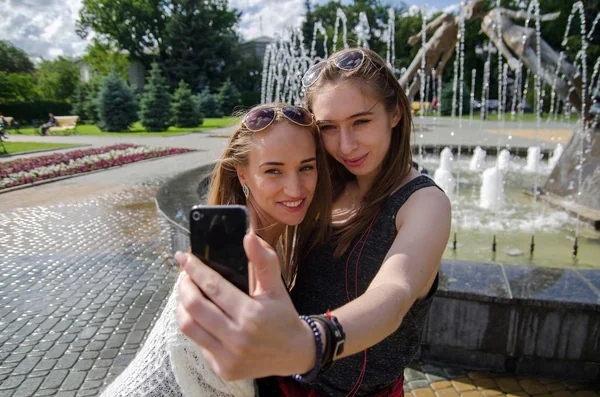 Dziewczyny robią selfie na ulicy — Zdjęcie stockowe