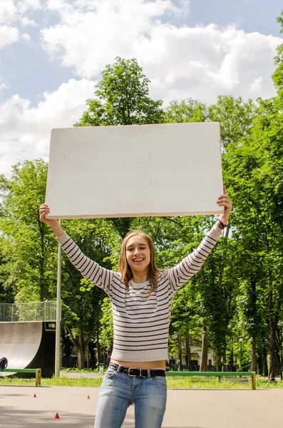 Chica joven con el estandarte blanco — Foto de Stock