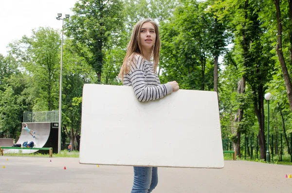 Chica joven con el estandarte blanco — Foto de Stock