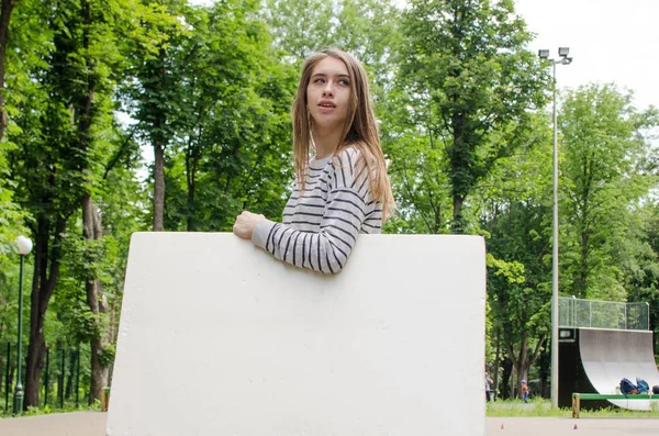 Chica joven con el estandarte blanco — Foto de Stock