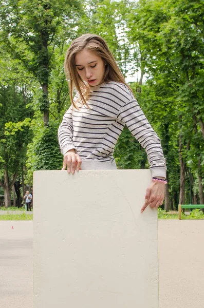 Νεαρό κορίτσι με το λευκό λάβαρο — Φωτογραφία Αρχείου