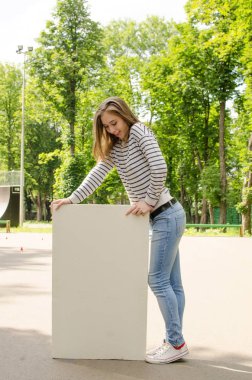 Genç kız ile beyaz bayrak