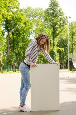 Genç kız ile beyaz bayrak