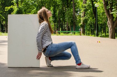 Genç kız ile beyaz bayrak