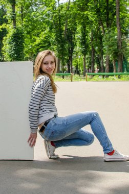 Genç kız ile beyaz bayrak