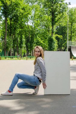 Genç kız ile beyaz bayrak