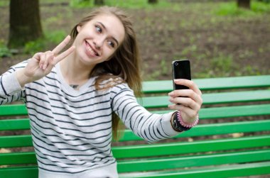 Genç kız selfie yapma