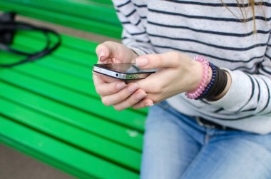 Genç bayan telefonunu kullanıyor.