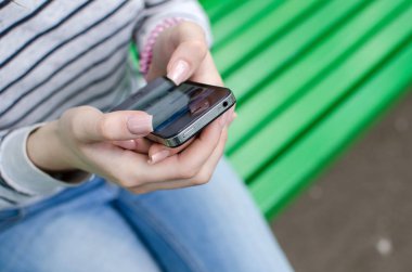 Genç bayan telefonunu kullanıyor.